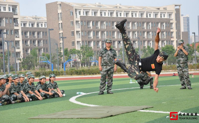 大學(xué)生軍訓(xùn)