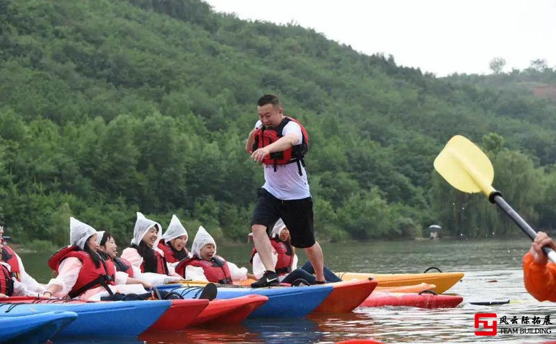 皮劃艇團(tuán)建踩艇頭